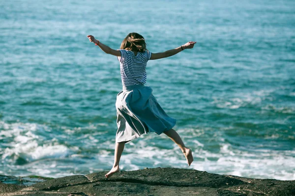 Jeune Danseuse Engagée Dans Chorégraphie Sur Côte Océanique — Photo