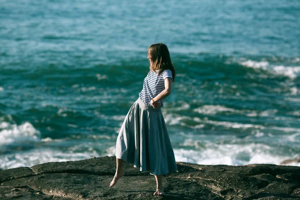 Женщина Занимается Хореографией Побережье Океана Танцы — стоковое фото