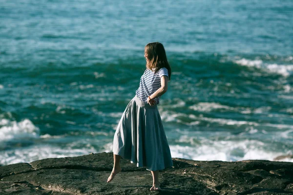 Uma Mulher Está Envolvida Coreografias Costa Oceânica Dança — Fotografia de Stock