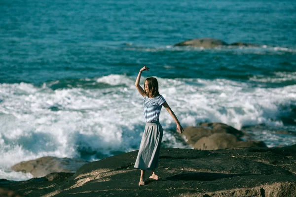 少女は海岸でダンスに従事している — ストック写真