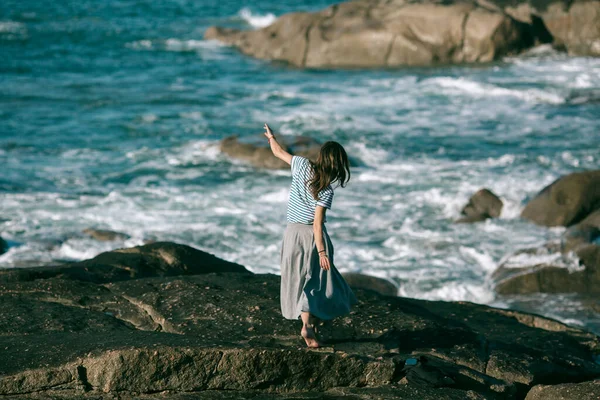 Mulher Dançarina Está Envolvida Coreografia Costa Rochosa Oceano — Fotografia de Stock