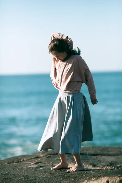 Kobieta Zajmuje Się Choreografią Wybrzeżu Oceanu — Zdjęcie stockowe
