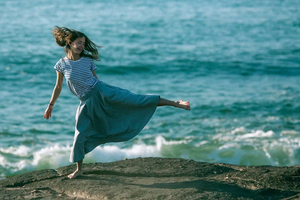 Uma Mulher Está Envolvida Coreografia Costa Oceânica — Fotografia de Stock