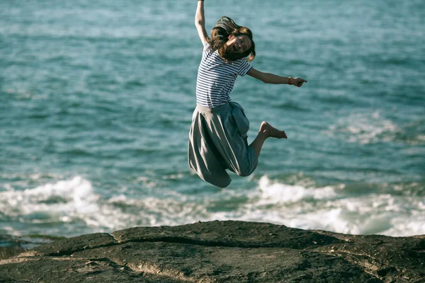 Genç Bir Dansçı Kadın Okyanus Kıyısında Koreografiyle Meşgul — Stok fotoğraf