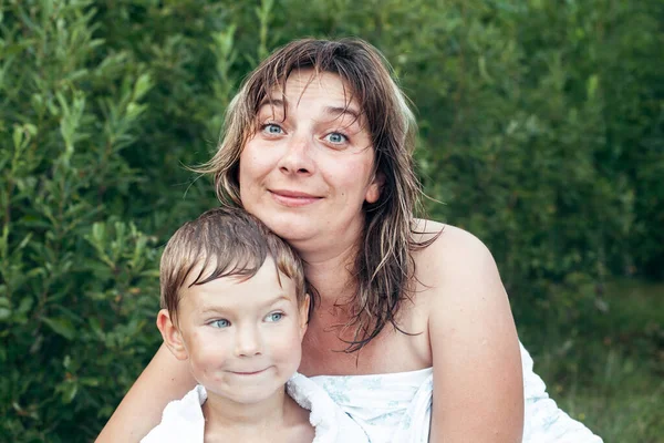 幸せな女性と彼女の小さな息子屋外で入浴した後 — ストック写真