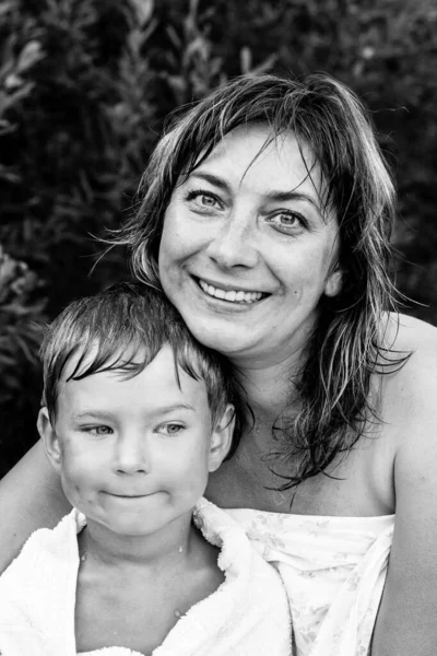 洗完澡后快乐的女人和她的小儿子 黑白照片 — 图库照片
