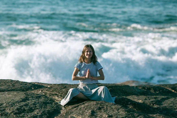 Kobieta Jogi Medytuje Pozycji Lotosu Wybrzeżu Oceanu Podczas Surfowania — Zdjęcie stockowe