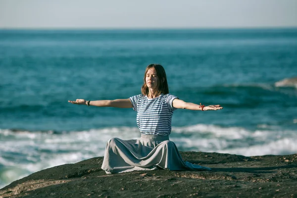 Bir Yoga Kadını Okyanus Kıyısında Meditasyon Yapar — Stok fotoğraf