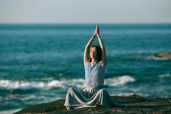 Kvinnan Mediterar Havsstranden Underbar Soluppgång Yoga Och Fitness — Stockfoto