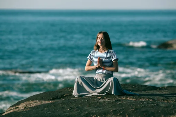 Ein Mädchen Meditiert Strand Während Eines Wunderbaren Sonnenaufgangs Yoga Und — Stockfoto