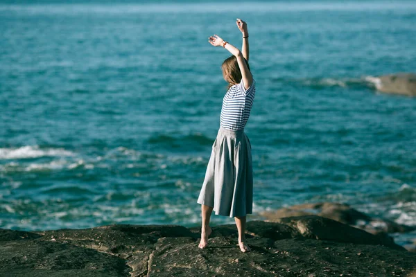 Genç Dansçı Atlantik Okyanusu Nun Kayalık Sahillerinde Gösteri Yapıyor — Stok fotoğraf