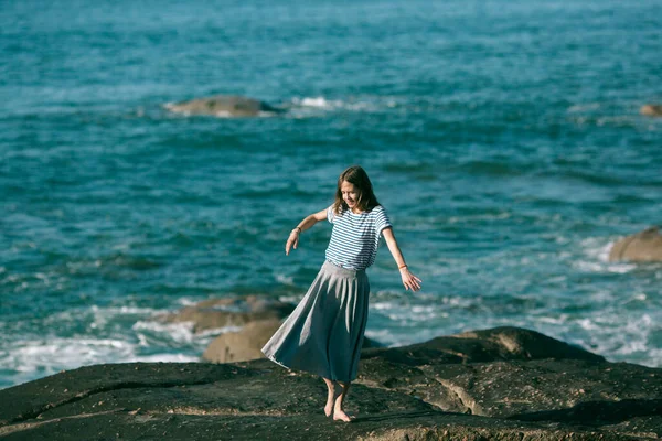 Okyanus Kıyısında Bir Kız Koreografiyle Meşgul — Stok fotoğraf