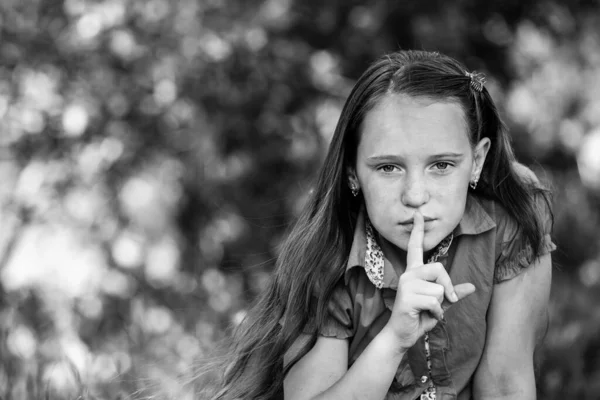 Egy Lány Ujjával Szája Fölött Csitt Fekete Fehér Fénykép — Stock Fotó
