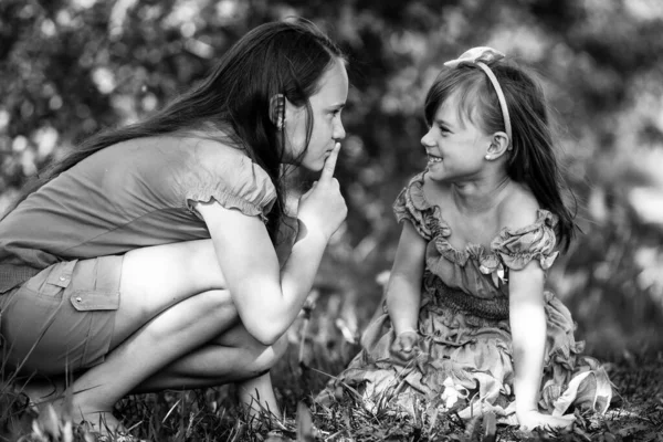 Fille Avec Son Doigt Sur Bouche Montre Pour Enfant Espiègle — Photo