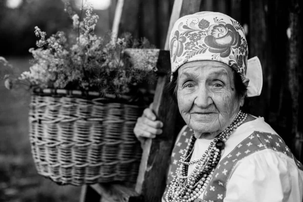 民族衣装の屋外での老婦人の肖像画 白黒写真 — ストック写真
