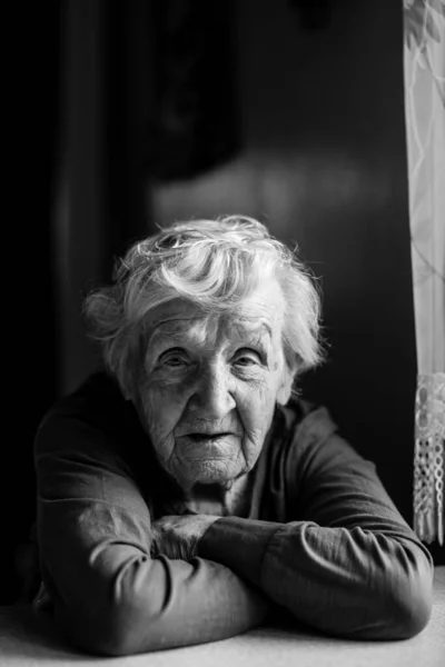 Μια Ηλικιωμένη Γυναίκα Πορτρέτο Στο Σπίτι Της Ασπρόμαυρη Φωτογραφία — Φωτογραφία Αρχείου