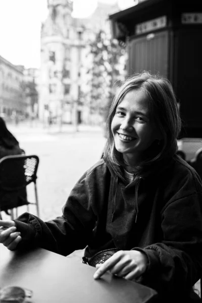 Frau Sitzt Einem Straßencafé Schwarz Weiß Foto — Stockfoto
