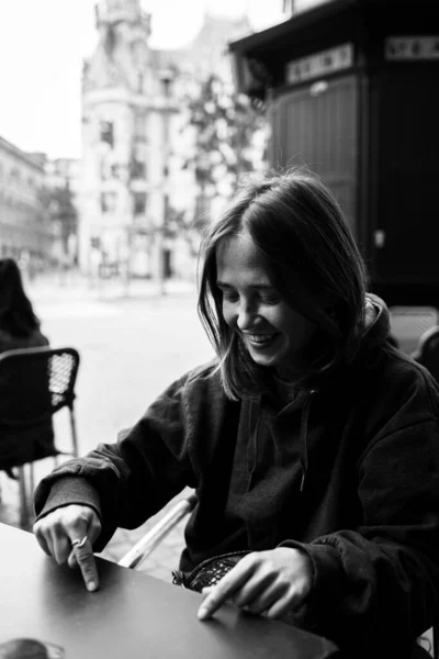 Uma Jovem Sentada Num Café Rua Foto Preto Branco — Fotografia de Stock