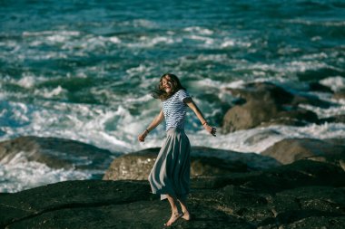 Bir kadın dansçı Atlantik kıyısında koreografiyle meşgul..