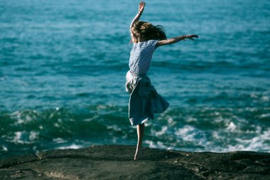 Dansçı kadın Portekiz 'deki Atlantik Okyanusu' nun kayalık sahillerinde koreografiyle meşgul..