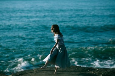 Dansçı, Portekiz 'deki Atlantik Okyanusu' nun kayalık sahillerinde koreografiyle meşgul..