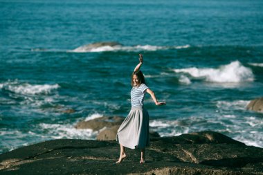 Dansçı kadın, Rocky Alantic sahilinde koreografiyle meşgul.