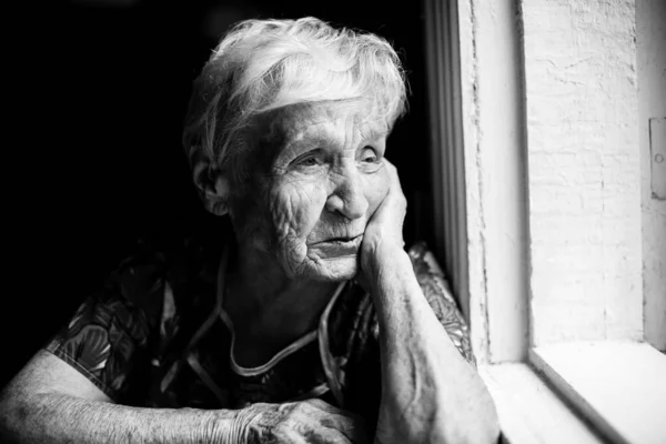 Una Donna Anziana Seduta Tavolo Foto Bianco Nero — Foto Stock