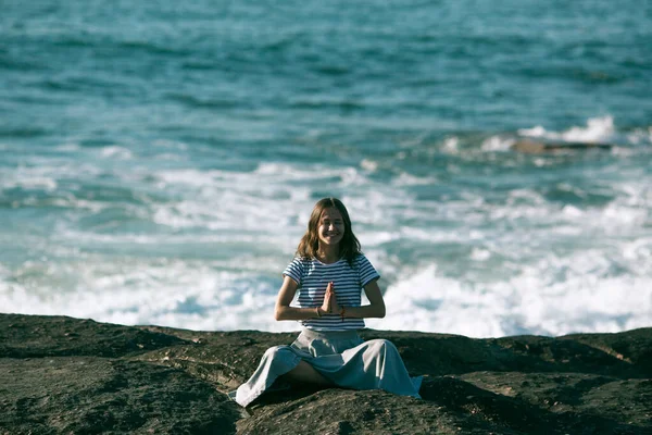 Una Giovane Donna Che Medita Sulle Rocce Sulla Spiaggia Del — Foto Stock