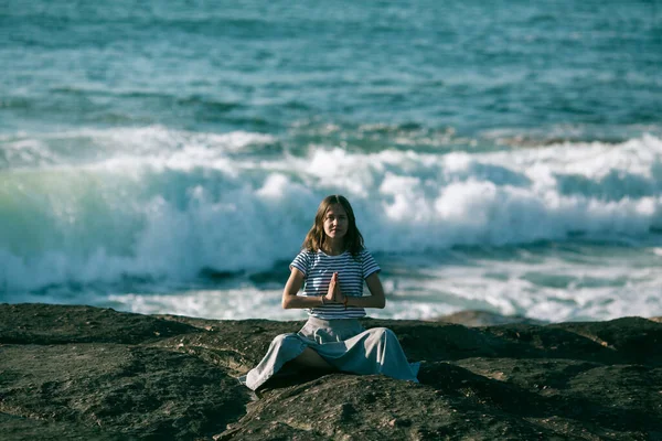 Uma Rapariga Meditar Costa Oceânica Yoga Fitness — Fotografia de Stock