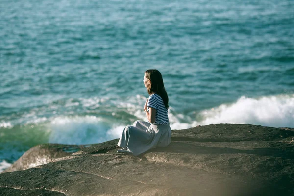 Girl Meditating Rocks Sea Beach Yoga Fitness — Stock Photo, Image