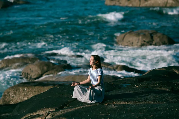 Young Yoga Woman Meditates Lotus Position Sitting Rocks Ocean Coast — Stock Photo, Image