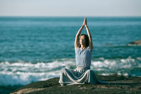 Okyanus Kıyısında Meditasyon Yapan Bir Kız Yoga Fitness — Stok fotoğraf