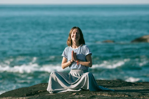 Nice Young Yoga Woman Meditates Lotus Position Sitting Rocks Ocean — Stock Photo, Image