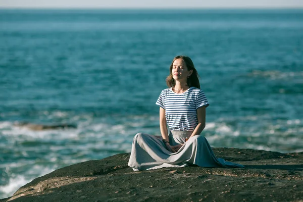 Ein Mädchen Meditiert Strand Während Eines Wunderbaren Sonnenaufgangs Yoga Und — Stockfoto