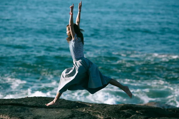 Une Danseuse Est Engagée Dans Chorégraphie Sur Côte Rocheuse Océan — Photo