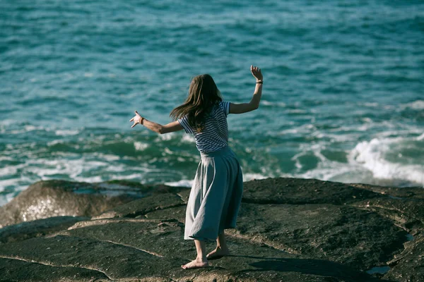 若いダンサーの女性は海岸で振付に従事しています — ストック写真