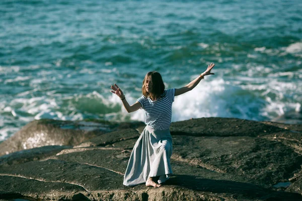 Genç Dansçı Kadın Okyanusun Kayalık Sahillerinde Koreografiyle Meşgul — Stok fotoğraf