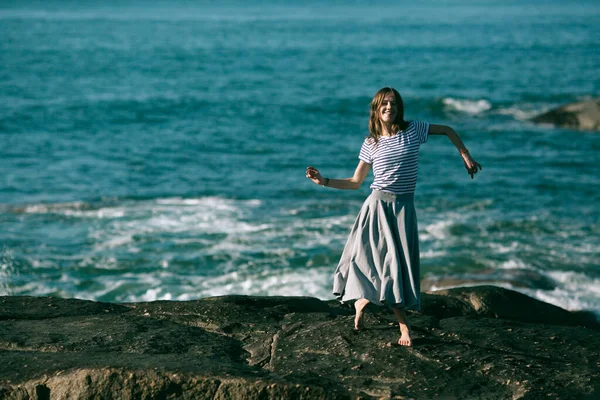Dançarina Menina Está Envolvida Coreografia Costa Rochosa Oceano Atlântico — Fotografia de Stock