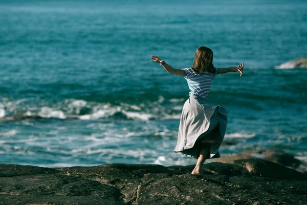 Dansçı Kadın Atlantik Okyanusu Nun Kayalık Sahillerinde Koreografiyle Meşgul Portekiz — Stok fotoğraf