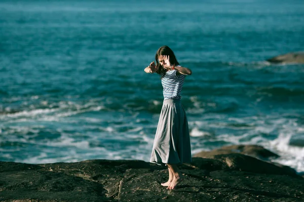 Mladá Tanečnice Věnuje Choreografii Skalnatém Pobřeží Atlantského Oceánu Portugalsko — Stock fotografie