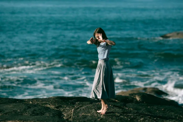 若いダンサーの女性は大西洋の岩場の海岸で振付に従事しています ポルトガル — ストック写真