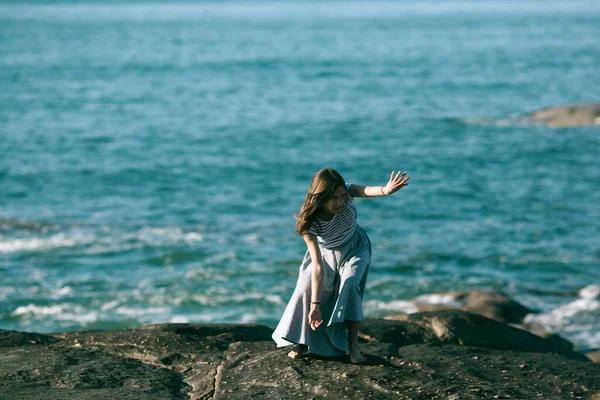 Uma Jovem Dançarina Apresenta Costa Rochosa Oceano Atlântico — Fotografia de Stock