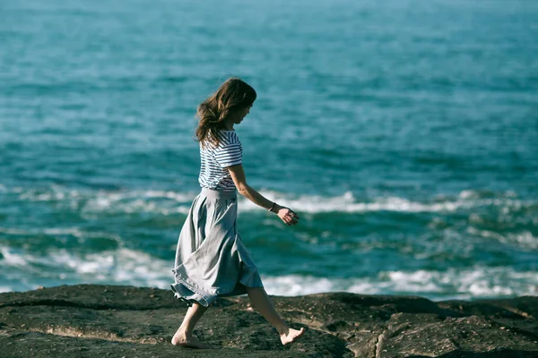 Een Vrouw Bezig Met Dansen Aan Oceaankust — Stockfoto