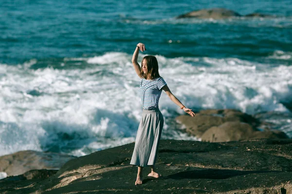 Die Junge Tänzerin Ist Der Küste Des Atlantiks Mit Choreografien — Stockfoto