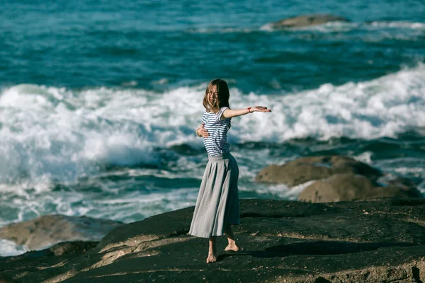 Het Danseresmeisje Bezig Met Dansen Aan Oceaankust — Stockfoto