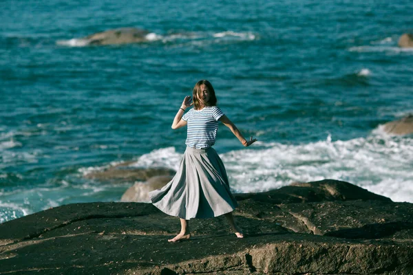 Une Femme Est Engagée Dans Des Danses Chorégraphies Sur Côte — Photo