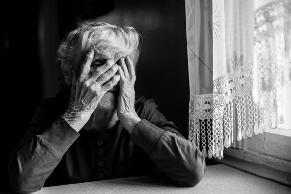 Стара Жінка Вкриває Обличчя Зморщеними Руками Чорно Біле Фото — стокове фото