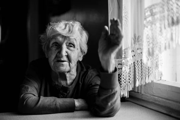 Ritratto Una Vecchia Donna Casa Sua Foto Bianco Nero — Foto Stock