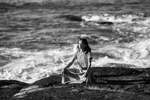 Una Chica Meditando Playa Yoga Fitness Foto Blanco Negro —  Fotos de Stock