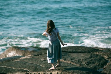 Dansçı kadın, Rocky Alantic sahilinde koreografiyle meşgul..